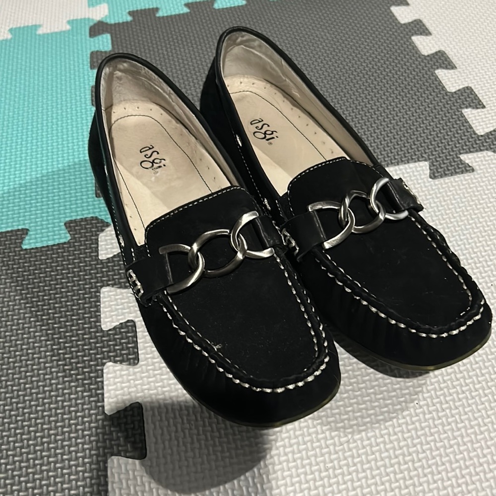 Asgi leather upper loafers.